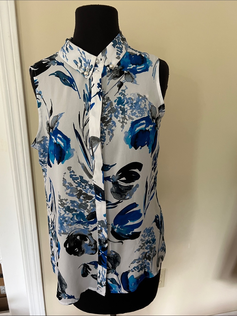 Karl Lagerfeld White Sleeveless Floral Button-Up Blouse with Blue Accents